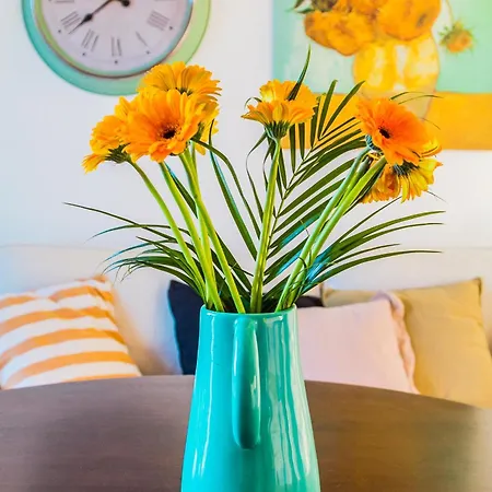 For Two 200m From The شقة *